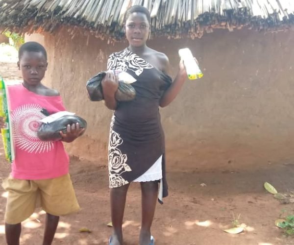 Sharing of foodstuff to vulnerable children in Kaliro 4